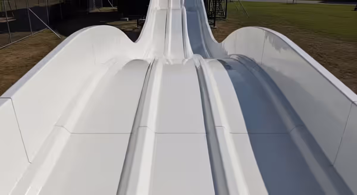Inflable castillo para niños instalado con anclaje profesional y monitor de seguridad en evento CDMX