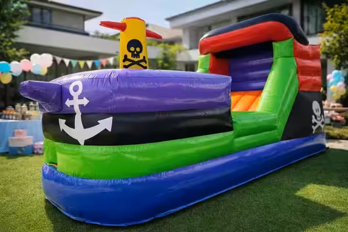 Barco pirata inflable instalado en evento CDMX para checklist de contratacion