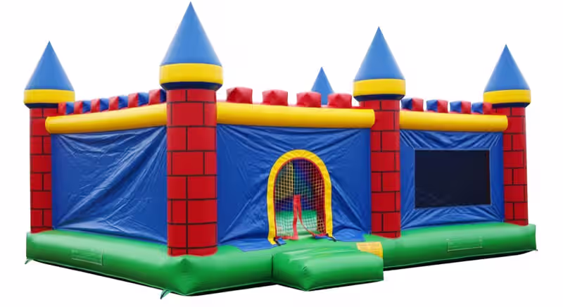 Inflable instalado en jardín para fiesta infantil