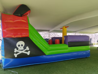 Inflable Barco Pirata grande CDMX - Vista lateral calavera y tobogán instalado en evento exterior