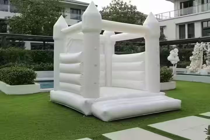 Castillo Blanco inflable - En jardín con alberca CDMX