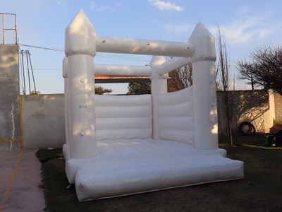 Castillo Blanco inflable INFLAPY - Vista frontal real para bodas y XV años CDMX