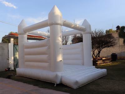Castillo Blanco INFLAPY ángulo lateral - Renta para bodas y eventos elegantes CDMX