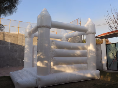 Castillo Blanco inflable en evento real - Vista ángulo diferente INFLAPY CDMX