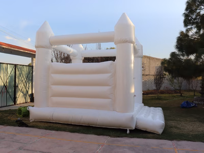 Inflable Castillo Blanco INFLAPY en fiesta - Bautizo o primera comunión CDMX