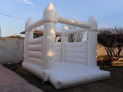 Castillo Blanco inflable INFLAPY - Foto real evento elegante México