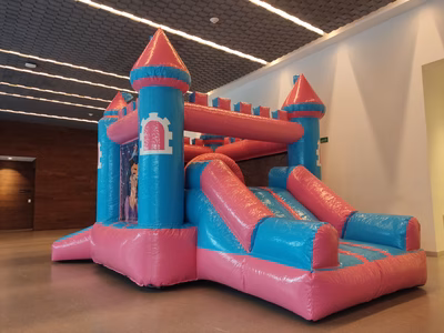 Inflable para fiestas Castillo de Princesas - Vista frontal con gráfico princesa instalado en evento CDMX