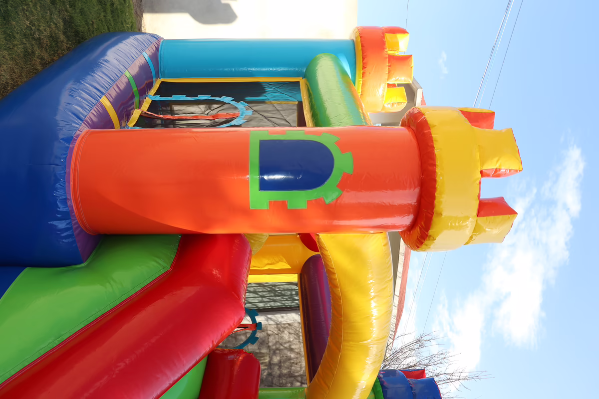Castillo inflable con dos dragones rojos y resbaladilla