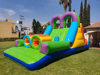 Inflable Extremo INFLAPY en jardín con palmeras - Vista frontal circuito de obstáculos