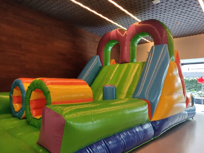 Inflable Extremo en salón de eventos interior - INFLAPY México
