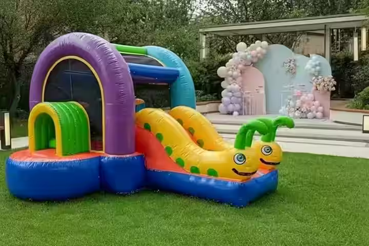 Inflable gusanos coloridos para renta - Detalle gusanitos castillo inflable Ciudad de México