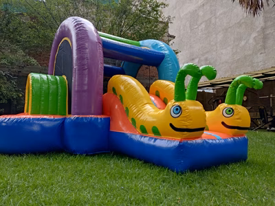 Inflable para fiestas Gusanitos - Vista lateral brincolin instalado en área exterior CDMX