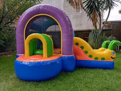 Brincolin gusanitos coloridos renta CDMX - Detalle personajes gusanitos en castillo inflable