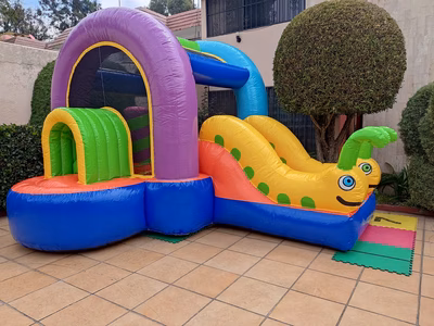 Área de salto inflable Gusanitos - Interior amplio y seguro para niños en jardín exterior CDMX