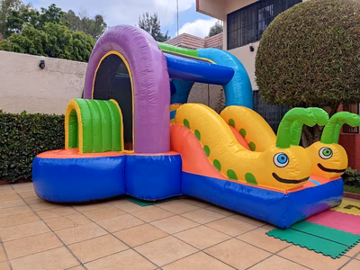 Alquiler inflable Gusanitos completo - Vista general brincolin instalado para eventos y cumpleaños CDMX