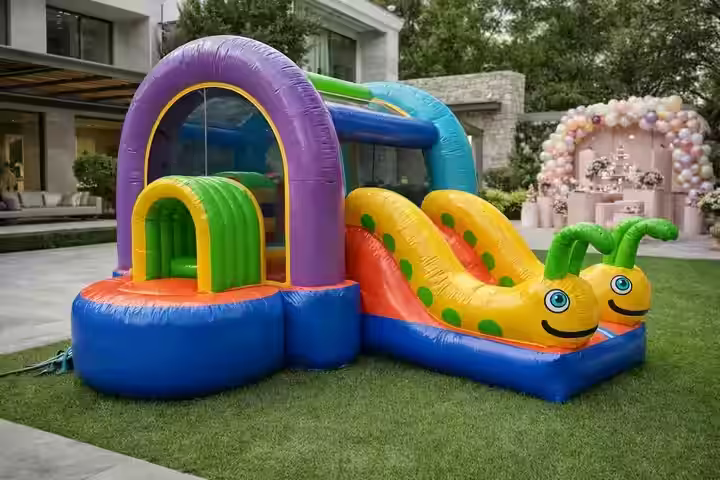 Renta inflable Gusanitos CDMX - Vista frontal castillo con gusanitos para fiestas infantiles