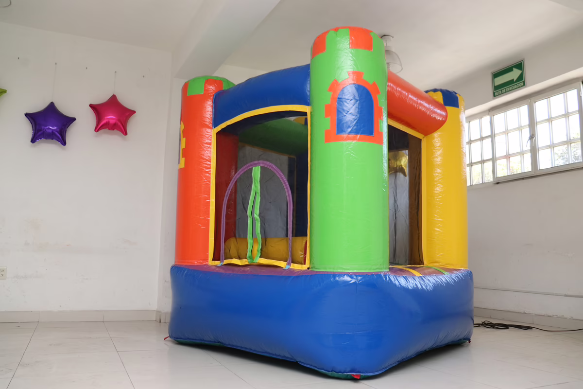 Mini castillo inflable con torres para bebés en patio