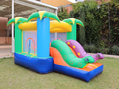 Renta inflable Mini Jungla CDMX - Vista frontal brincolin con palmeras en jardin exterior