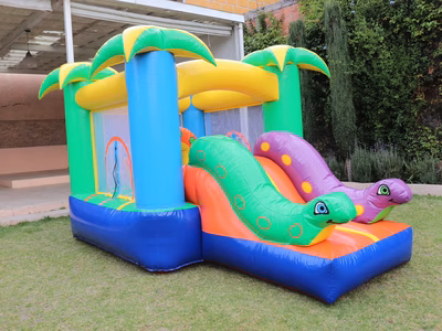 Inflable para fiestas Mini Jungla - Brincolin en jardin exterior CDMX