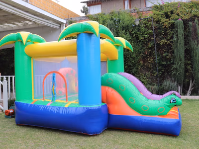 Mini Jungla inflable - Vista frontal en jardin fiestas infantiles CDMX